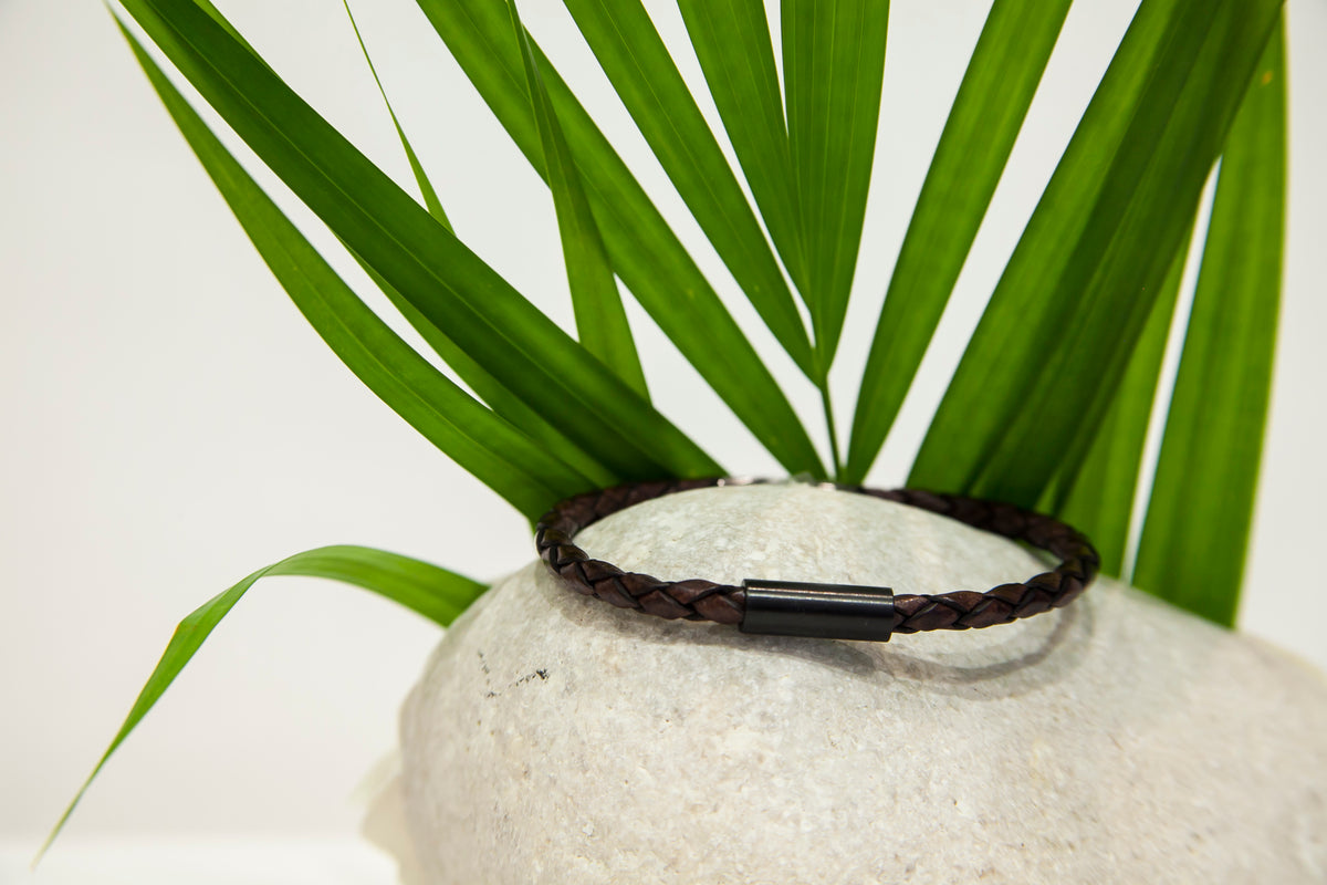 eLVeene Leather Magnetic Bracelet - Round